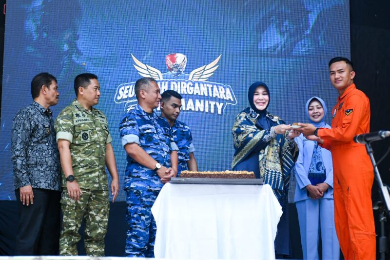 Wali Kota Banda Aceh Illiza Sa’aduddin Djamal menyerahkan potongan tumpeng kepada perwakilan TNI AU dalam peringatan HUT ke-80 Tentara Nasional Indonesia Angkatan Udara pada kegiatan Seulawah Dirgantara for Humanity di Banda Aceh, Jumat (10/4/2026). Foto: Dok. Prokopim Kota Banda Aceh