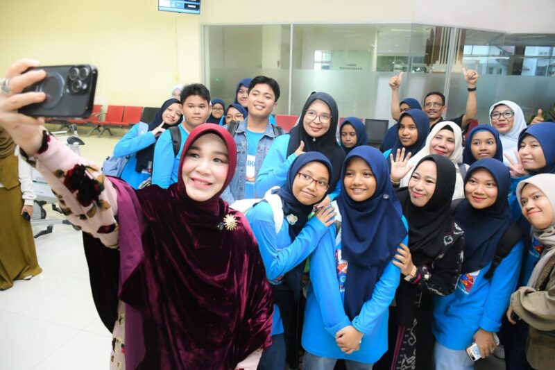 Wali Kota Banda Aceh Illiza Sa’aduddin Djamal melepas 15 siswa SMP untuk mengikuti Program IKON di Bandara Sultan Iskandar Muda, Minggu (12/4/2026). Foto: Dok. Prokopim Kota Banda Aceh