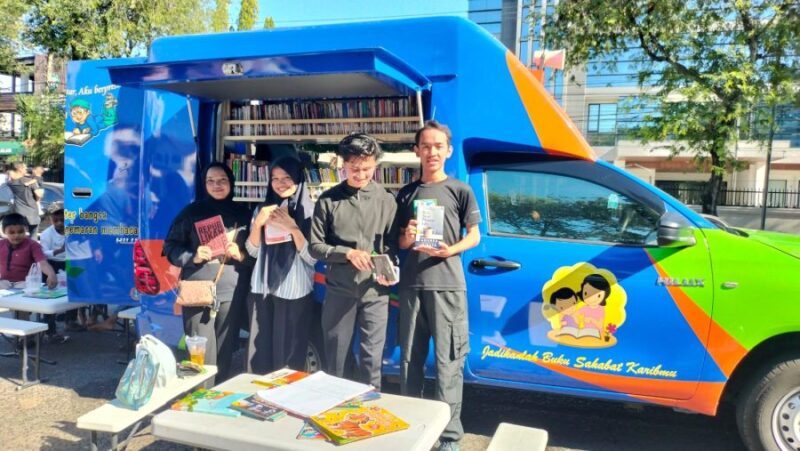 Warga memanfaatkan layanan perpustakaan keliling yang dihadirkan Dispersip Banda Aceh di kawasan Car Free Day, Minggu (12/4/2026). Foto: Dok. Diskominfo Kota Banda Aceh