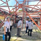 Petugas memverifikasi titik menara BTS dalam kegiatan pendataan infrastruktur telekomunikasi di Banda Aceh, Rabu (15/4/2026). Foto: Dok. Diskominfo Kota Banda Aceh