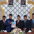 Pimpinan DPRK menerima LKPJ Wali Kota Banda Aceh Tahun 2025 dalam sidang resmi, Senin (13/4/2026). Foto: Dok. DPRK Banda Aceh