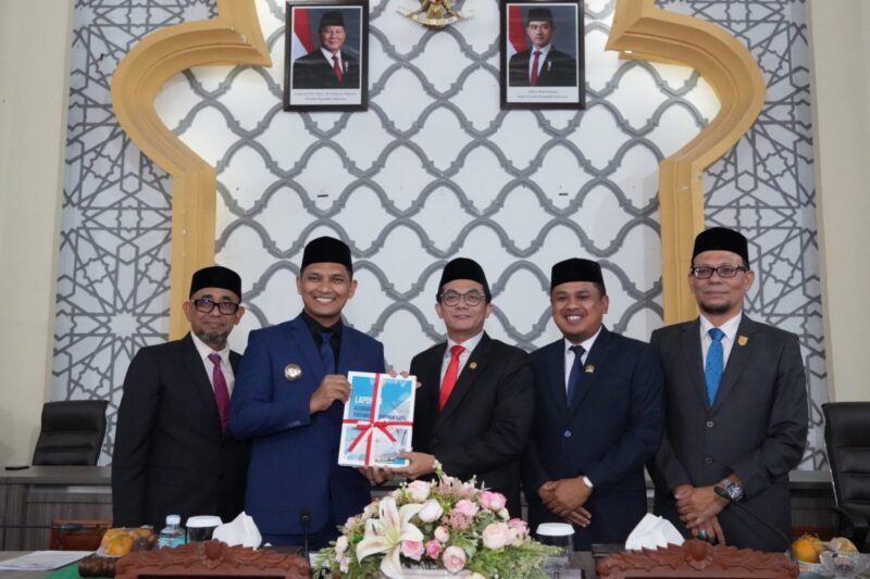Pimpinan DPRK menerima LKPJ Wali Kota Banda Aceh Tahun 2025 dalam sidang resmi, Senin (13/4/2026). Foto: Dok. DPRK Banda Aceh