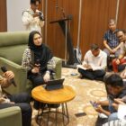 Wakil Gubernur Aceh, H. Fadhlullah, saat menjadi narasumber pada kegiatan Uji Kompetensi Wartawan (UKW) dan seminar nasional yang diselenggarakan oleh Dinas Komunikasi, Informatika dan Persandian (Diskominsa) Aceh bekerja sama dengan Asosiasi Media Siber Indonesia (AMSI) Aceh dan Lembaga Uji Kompetensi Wartawan Universitas Muhammadiyah Jakarta (LUKW UMJ), di Hotel Ayani, Banda Aceh, Kamis (16/4/2026). Foto: Dok. Istimewa 