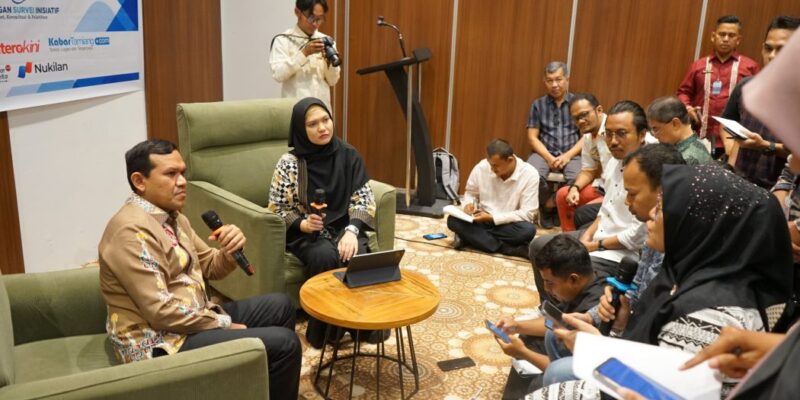 Wakil Gubernur Aceh, H. Fadhlullah, saat menjadi narasumber pada kegiatan Uji Kompetensi Wartawan (UKW) dan seminar nasional yang diselenggarakan oleh Dinas Komunikasi, Informatika dan Persandian (Diskominsa) Aceh bekerja sama dengan Asosiasi Media Siber Indonesia (AMSI) Aceh dan Lembaga Uji Kompetensi Wartawan Universitas Muhammadiyah Jakarta (LUKW UMJ), di Hotel Ayani, Banda Aceh, Kamis (16/4/2026). Foto: Dok. Istimewa 