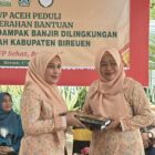 Penyerahan bantuan oleh DWP Aceh kepada ASN terdampak bencana sebagai bentuk kepedulian sosial pascabencana, Jumat (17/04/2026). Foto: Dok. Biro Adpim Setda Aceh
