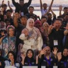 Kak Na berfoto bersama para arsitek usai kegiatan apresiasi peran arsitek dalam rehabilitasi dan rekonstruksi pascatsunami Aceh, Sabtu (19/04/2026). Foto: Dok. Biro Adpim Setda Aceh