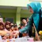 Ketua TP PKK Aceh Ny. Marlina Muzakir, selaku Ketua Forum Peningkatan Konsumsi Ikan (Forikan) Aceh, melihat aneka ragam jajanan sehat saat berkunjung ke Madrasah Ibtidaiyah Negeri 6 MIN Model Banda Aceh, Sabtu (18/4/2026). Foto: Dok. Biro Adpim Setda Aceh 