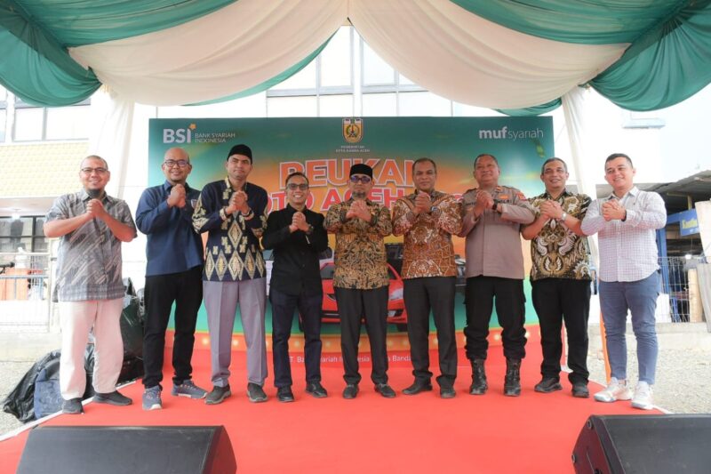 Foto bersama Sekdako Banda Aceh Jalaluddin dan jajaran usai pembukaan Peukan Moto Aceh 2026 yang digelar di Banda Aceh, Kamis (16/04/2026). Foto: Dok. Prokopim Kota Banda Aceh 