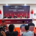 Wali Kota Banda Aceh, Illiza Sa’aduddin Djamal, bersama panitia pelaksana saat konferensi pers Raker Komwil I APEKSI 2026 di Banda Aceh, Minggu (19/04/2026). Foto: Dok. Diskominfo Kota Banda Aceh