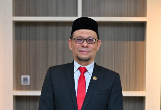 Wakil Ketua DPRK Banda Aceh memberikan apresiasi atas capaian MTsN 1 Model Banda Aceh yang berhasil masuk Top 10 nasional berdasarkan prestasi siswa. Foto: Dok. DPRK Banda Aceh