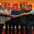 Wakil Gubernur Aceh H Fadhlullah bersama Bupati Aceh Singkil Safriadi Oyon dan anggota DPRK setempat melakukan salam kompak usai mediasi perselisihan terkait pengesahan APBK Aceh Singkil 2026 di rumah dinas Wakil Gubernur, Sabtu (18/4/2026). Foto: Dok. Biro Adpim Setda Aceh