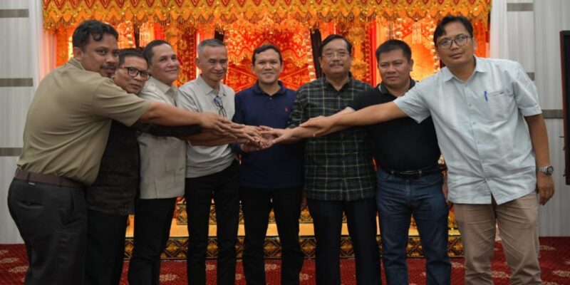 Wakil Gubernur Aceh H Fadhlullah bersama Bupati Aceh Singkil Safriadi Oyon dan anggota DPRK setempat melakukan salam kompak usai mediasi perselisihan terkait pengesahan APBK Aceh Singkil 2026 di rumah dinas Wakil Gubernur, Sabtu (18/4/2026). Foto: Dok. Biro Adpim Setda Aceh