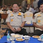 Wakil Gubernur Aceh, H. Fadhlullah, saat mendampingi Menteri Dalam Negeri RI, Jenderal Polisi (Purn.) Prof. Drs. H. Muhammad Tito Karnavian, MA, Ph.D, menghadiri Rapat Kerja Komisariat Wilayah I (Raker Komwil I) Asosiasi Pemerintah Kota Seluruh Indonesia (APEKSI), di Hotel Kyriad Muraya, Banda Aceh, Senin (20/4/2026). Foto: Dok. Biro Adpim Setda Aceh 