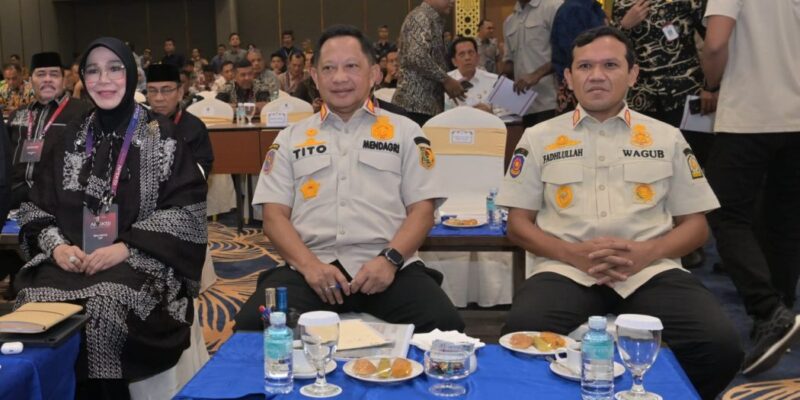 Wakil Gubernur Aceh, H. Fadhlullah, saat mendampingi Menteri Dalam Negeri RI, Jenderal Polisi (Purn.) Prof. Drs. H. Muhammad Tito Karnavian, MA, Ph.D, menghadiri Rapat Kerja Komisariat Wilayah I (Raker Komwil I) Asosiasi Pemerintah Kota Seluruh Indonesia (APEKSI), di Hotel Kyriad Muraya, Banda Aceh, Senin (20/4/2026). Foto: Dok. Biro Adpim Setda Aceh 