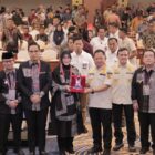 Momen penyerahan cendera mata dari Wali Kota Banda Aceh Illiza kepada Mendagri Tito Karnavian dalam rangka Raker APEKSI Komwil I di Banda Aceh, Senin (20/4/2026). Foto: Dok. Prokopim Kota Banda Aceh 