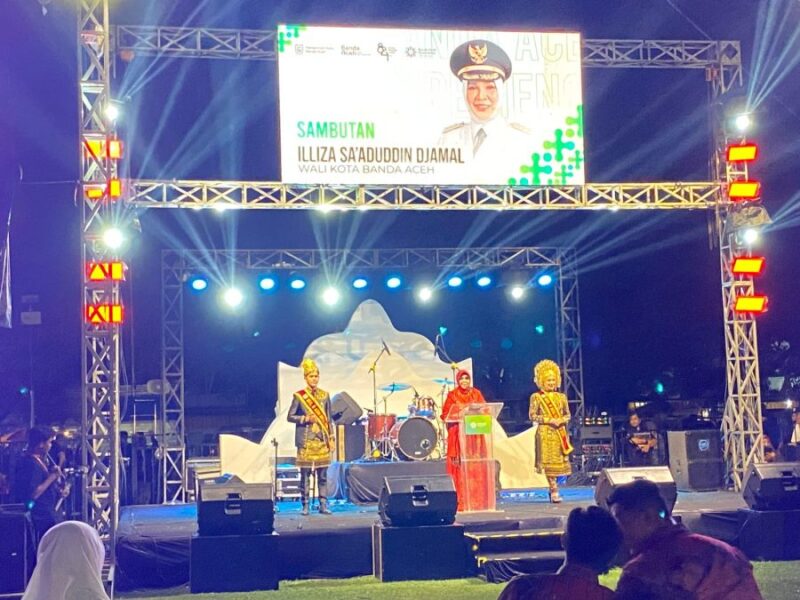 Wali Kota Banda Aceh Illiza Sa’aduddin Djamal saat membuka kegiatan Banda Aceh Experience 2026 dalam konsep city expo di Blang Padang, Senin (20/4/2026). Foto: Dok. Diskominfo Kota Banda Aceh