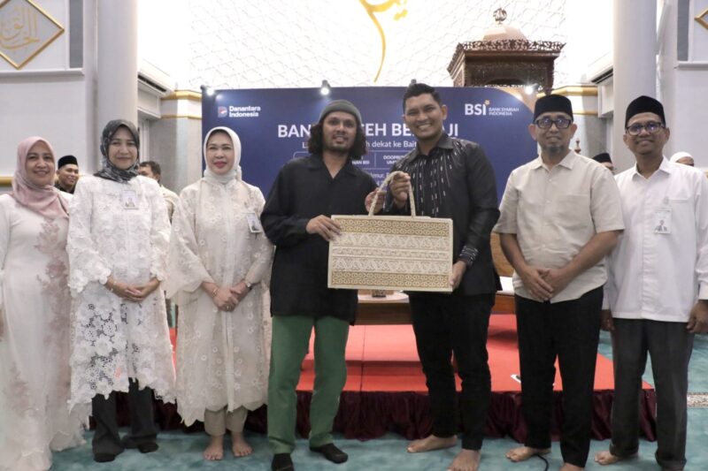 Wakil Wali Kota Banda Aceh Afdhal Khalilullah bersama Ustaz Hanan Attaki dan peserta berfoto bersama usai kajian Banda Aceh Berhaji di Banda Aceh, Selasa (21/4/2026). Foto: Dok. Prokopim Kota Banda Aceh