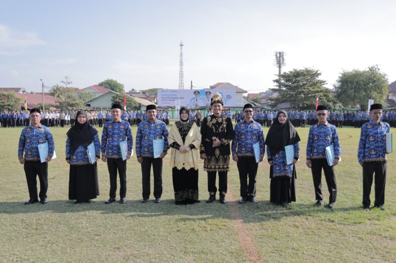 Delapan ASN Pemerintah Kota Banda Aceh penerima Penghargaan Inovasi dan Kinerja Terbaik Tahun 2026 usai menerima penghargaan, Rabu (22/4/2026). Foto: Dok. Istimewa 