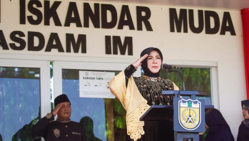 Wali Kota Banda Aceh Illiza Sa’aduddin Djamal memimpin apel peringatan HUT ke-821 Kota Banda Aceh di Lapangan Jasdam Neusu Aceh, Rabu (22/4/2026). Foto: Dok. Istimewa 