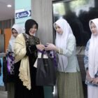 Wali Kota Banda Aceh Illiza Sa’aduddin Djamal menyerahkan KTP-el perdana kepada pelajar berusia 17 tahun pada peringatan HUT ke-821 Kota Banda Aceh, Rabu (22/4/2026). Foto: Dok. Prokopim Kota Banda Aceh