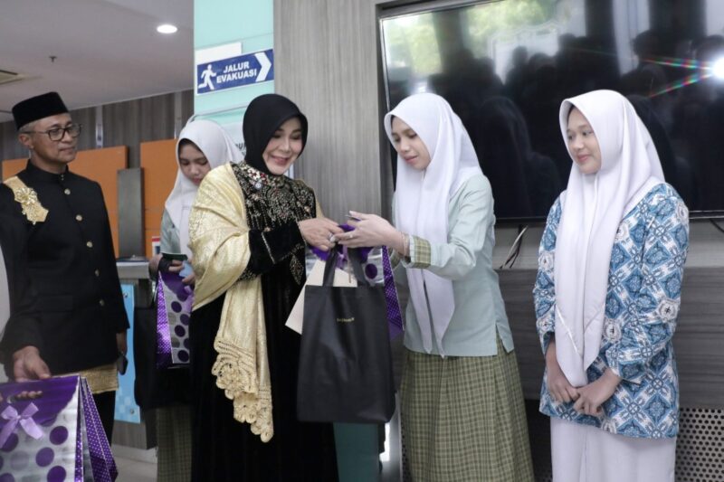 Wali Kota Banda Aceh Illiza Sa’aduddin Djamal menyerahkan KTP-el perdana kepada pelajar berusia 17 tahun pada peringatan HUT ke-821 Kota Banda Aceh, Rabu (22/4/2026). Foto: Dok. Prokopim Kota Banda Aceh