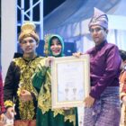 Wali Kota Banda Aceh Illiza Sa’aduddin Djamal menyerahkan Banda Aceh Collaboration Award 2026 kepada salah satu penerima di Blang Padang, Rabu (22/4/2026). Foto: Dok. Prokopim Kota Aceh
