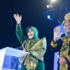 Wali Kota Banda Aceh Illiza Sa’aduddin Djamal bersama Wakil Wali Kota Afdhal Khalilullah menyapa masyarakat yang hadir pada malam resepsi HUT ke-821 Kota Banda Aceh di Blang Padang, Rabu (22/4/2026). Foto: Dok. Prokopim Kota Banda Aceh