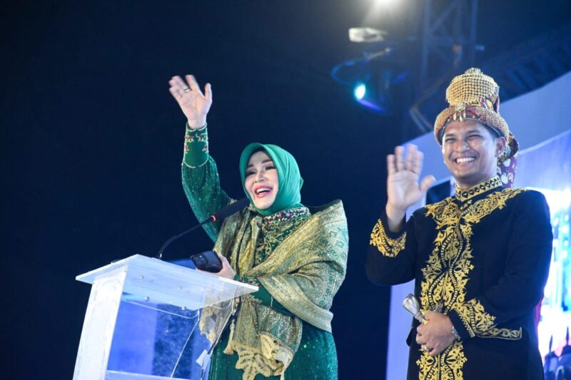 Wali Kota Banda Aceh Illiza Sa’aduddin Djamal bersama Wakil Wali Kota Afdhal Khalilullah menyapa masyarakat yang hadir pada malam resepsi HUT ke-821 Kota Banda Aceh di Blang Padang, Rabu (22/4/2026). Foto: Dok. Prokopim Kota Banda Aceh