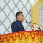 Anggota DPRK Banda Aceh Teuku Nanta Muda membacakan rekomendasi DPRK terhadap LKPJ Wali Kota Banda Aceh Tahun 2025 dalam Rapat Paripurna, Kamis (23/4/2026). Foto: Dok. DPRK Banda Aceh