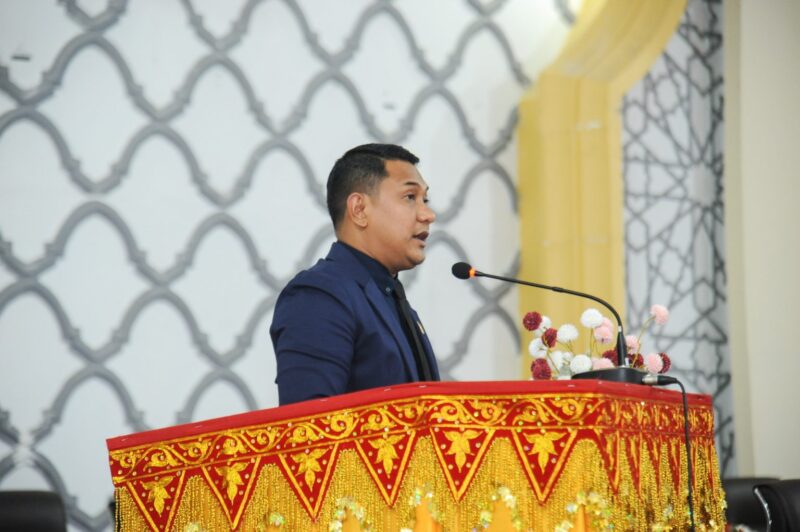 Anggota DPRK Banda Aceh Teuku Nanta Muda membacakan rekomendasi DPRK terhadap LKPJ Wali Kota Banda Aceh Tahun 2025 dalam Rapat Paripurna, Kamis (23/4/2026). Foto: Dok. DPRK Banda Aceh