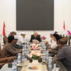Tgk. Malik Mahmud Al Haythar menerima audiensi ulama muda Aceh di Meuligoe Wali Nanggroe, Rabu (22/4/2026). Foto: Dok. Istimewa 
