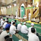 Wakil Bupati Aceh Barat Said Fadheil menghadiri kegiatan zikir akbar bersama ulama dan masyarakat di Masjid Agung Baitul Makmur, Minggu (26/4/2026). Foto: Dok. Pemkab Aceh Barat