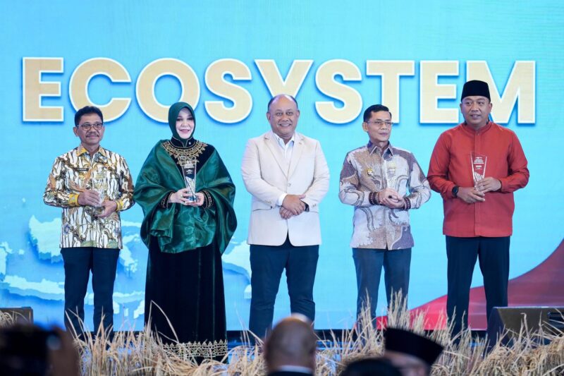 Penyerahan penghargaan sektor health ecosystem kepada Pemerintah Kota Banda Aceh oleh Kepala Badan Gizi Nasional dalam ajang National Governance Award 2026, Jumat (24/4/2026). Foto: Dok. Prokopim Kota Banda Aceh