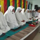 Prosesi peusijuk jamaah calon haji dan Tenaga Kesehatan Haji Indonesia (TKHI) 2026 oleh Dinas Kesehatan Kota Banda Aceh di Aula Ibnu Sina, Jumat (24/4/2026). Foto: Dok. Diskominfo Kota Banda Aceh