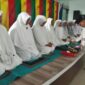 Prosesi peusijuk jamaah calon haji dan Tenaga Kesehatan Haji Indonesia (TKHI) 2026 oleh Dinas Kesehatan Kota Banda Aceh di Aula Ibnu Sina, Jumat (24/4/2026). Foto: Dok. Diskominfo Kota Banda Aceh