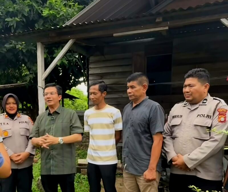 Ketua DPRK Banda Aceh Irwansyah ST bersama aparat kepolisian dan perangkat gampong memberikan keterangan kepada media terkait penelusuran kasus viral dugaan ibu kelaparan di wilayah perbatasan Banda Aceh–Aceh Besar, Sabtu (25/4/2026). Foto: Dok. DPRK Banda Aceh