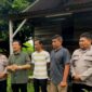 Ketua DPRK Banda Aceh Irwansyah ST bersama aparat kepolisian dan perangkat gampong memberikan keterangan kepada media terkait penelusuran kasus viral dugaan ibu kelaparan di wilayah perbatasan Banda Aceh–Aceh Besar, Sabtu (25/4/2026). Foto: Dok. DPRK Banda Aceh