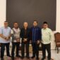 Wali Nanggroe Aceh Tgk. Malik Mahmud Al Haythar bersama Anggota DPR RI Komisi XII Irsan Sosiawan Gading, Wakil Ketua I DPRA Saifuddin Muhammad, serta jajaran terkait berfoto bersama usai pertemuan membahas isu ketahanan energi nasional di Meuligoe Wali Nanggroe, Selasa (21/4/2026). Foto: Dok. Wali Nanggroe Aceh