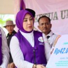 Ketua Tim Pembina Posyandu Aceh, Ny. Marlina Muzakir bersama Wakil Ketua Posyandu Aceh, Ny. Mukarramah Fadhlullah, saat menyerahkan paket bantuan kepada masyarakat pada pada puncak peringatan Hari Posyandu Nasional 2026 di Gampong Geudumbak Kecamatan Langkahan, Aceh Utara, Rabu (29/4/2026). Foto: Dok. Biro Adpim Setda Aceh 