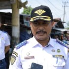 Kepala Dinas Perhubungan Aceh Barat, Erdian Mourny, memberikan keterangan terkait pengaktifan halte bus sekolah di Meulaboh, Selasa (28/4/2026). Foto: Dok. Pemkab Aceh Barat