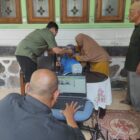 Petugas Disdukcapil Banda Aceh melakukan perekaman data biometrik KTP-el terhadap warga lansia berkebutuhan khusus di Gampong Lhong Cut, Jumat (24/4/2026). Foto: Dok. Diskominfo Kota Banda Aceh