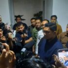 Wakil Wali Kota Banda Aceh, Afdhal Khalilullah, saat memberikan keterangan pers terkait penanganan kasus kekerasan anak di Media Center Balai Kota, Selasa (28/4/2026). Foto: Dok. Diskominfo Kota Banda Aceh