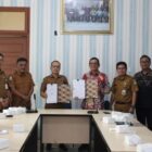 Foto bersama usai penandatanganan perjanjian kerja sama (PKS) antara RSUD Meuraxa dan RSUD Cut Meutia Aceh Utara dalam penguatan layanan rujukan pasien, Selasa (28/4/2026). Foto: Dok. Diskominfo Kota Banda Aceh