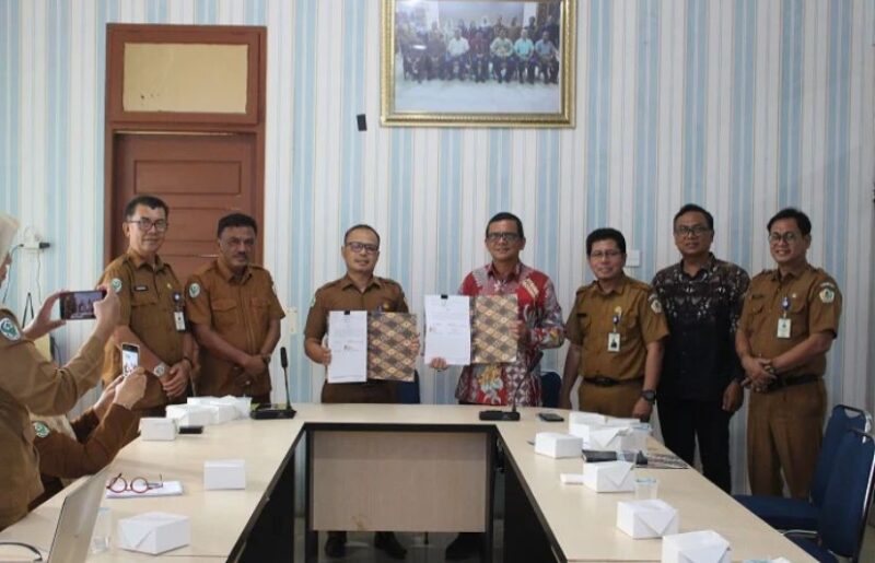 Foto bersama usai penandatanganan perjanjian kerja sama (PKS) antara RSUD Meuraxa dan RSUD Cut Meutia Aceh Utara dalam penguatan layanan rujukan pasien, Selasa (28/4/2026). Foto: Dok. Diskominfo Kota Banda Aceh