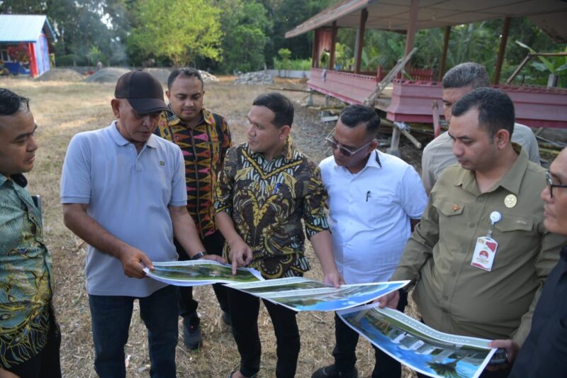 Wakil Gubernur Aceh Fadhlullah saat meninjau pembangunan jalan program Inpres Jalan Daerah (IJD) di Kecamatan Kembang Tanjong, Kabupaten Pidie, Kamis (30/4/2026). Foto: Dok. Istimewa 