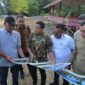 Wakil Gubernur Aceh Fadhlullah saat meninjau pembangunan jalan program Inpres Jalan Daerah (IJD) di Kecamatan Kembang Tanjong, Kabupaten Pidie, Kamis (30/4/2026). Foto: Dok. Istimewa 