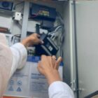 Petugas BPBD Banda Aceh memeriksa sirene peringatan dini tsunami menjelang uji coba Hari Kesiapsiagaan Bencana (HKB) 2026 di Banda Aceh, Jumat (24/4/2026). Foto: Dok. Istimewa 