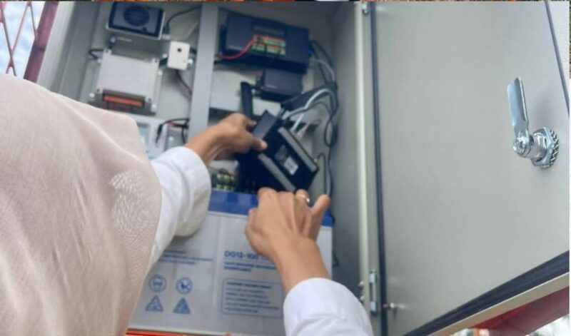 Petugas BPBD Banda Aceh memeriksa sirene peringatan dini tsunami menjelang uji coba Hari Kesiapsiagaan Bencana (HKB) 2026 di Banda Aceh, Jumat (24/4/2026). Foto: Dok. Istimewa 