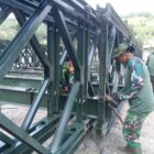 Prajurit TNI berjibaku menyelesaikan pembangunan jembatan Bailey guna memulihkan akses transportasi warga terdampak bencana di Desa Bergang, Aceh Tengah, Senin (6/4/2026). Foto: Dok. Istimewa 