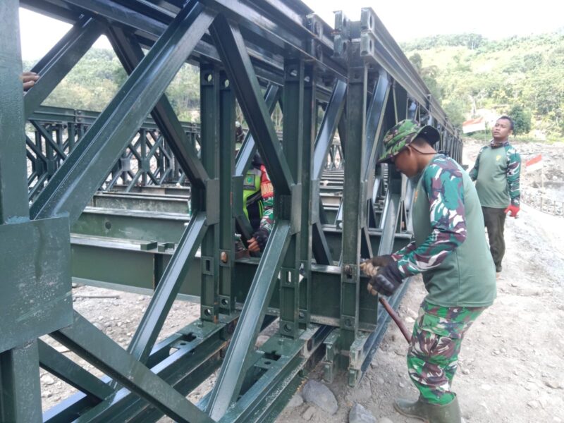 Prajurit TNI berjibaku menyelesaikan pembangunan jembatan Bailey guna memulihkan akses transportasi warga terdampak bencana di Desa Bergang, Aceh Tengah, Senin (6/4/2026). Foto: Dok. Istimewa 